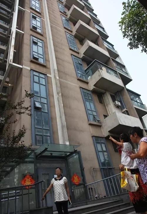 澳门管家婆100中奖和天降花盆砸路人脚边与花盆坠落将人砸死